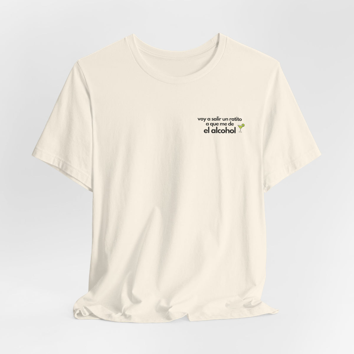 Voy a Salir a Que Me Dé un Ratito el Alcohol | Funny Spanish T-Shirt | Classic Fit