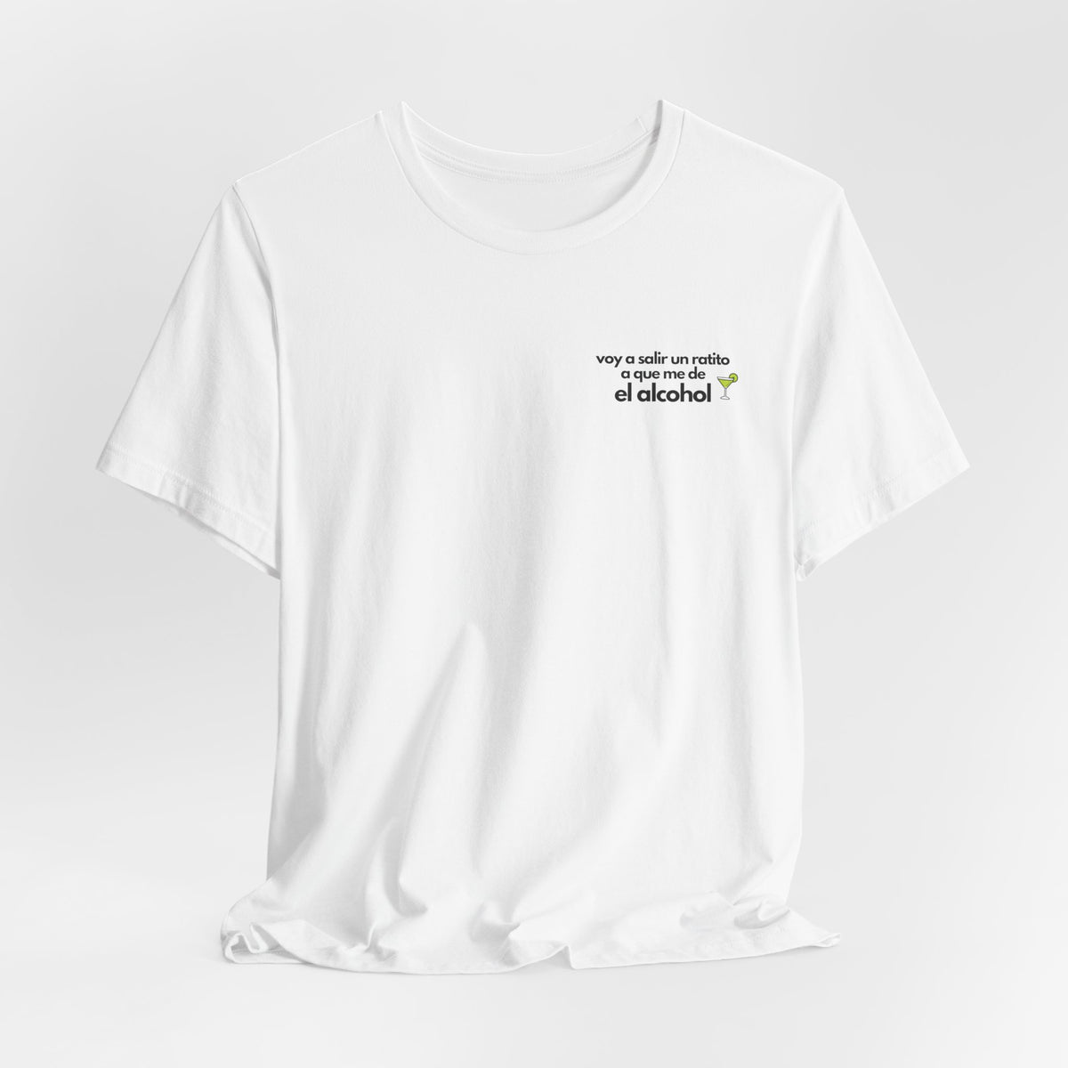 Voy a Salir a Que Me Dé un Ratito el Alcohol | Funny Spanish T-Shirt | Classic Fit